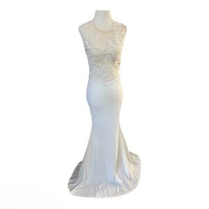 Elegant White Lace Evening Gown, SZ M, Excellent Condition